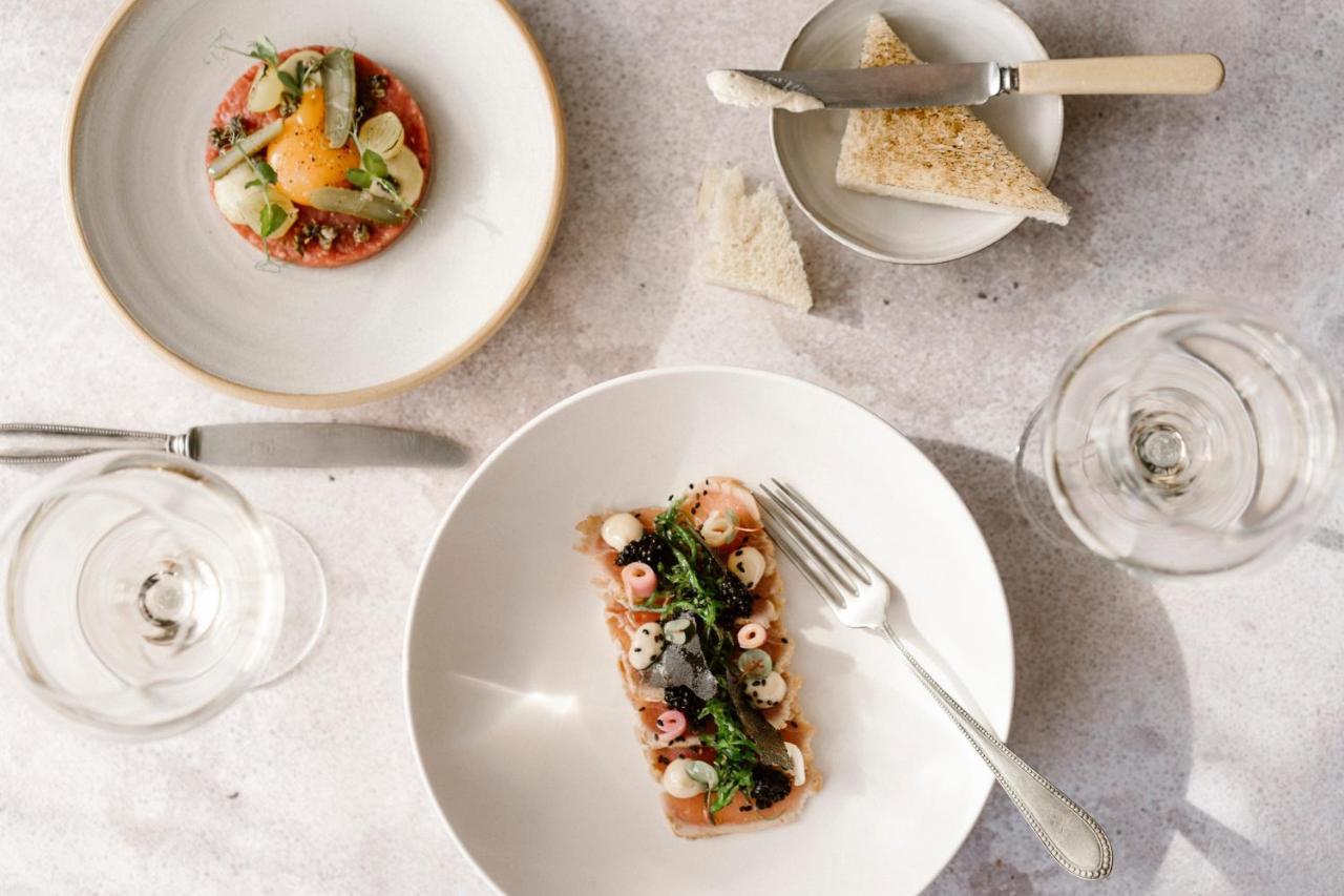 Amadeus Restaurant & Boutique Hotel เวลล์ ภายนอก รูปภาพ