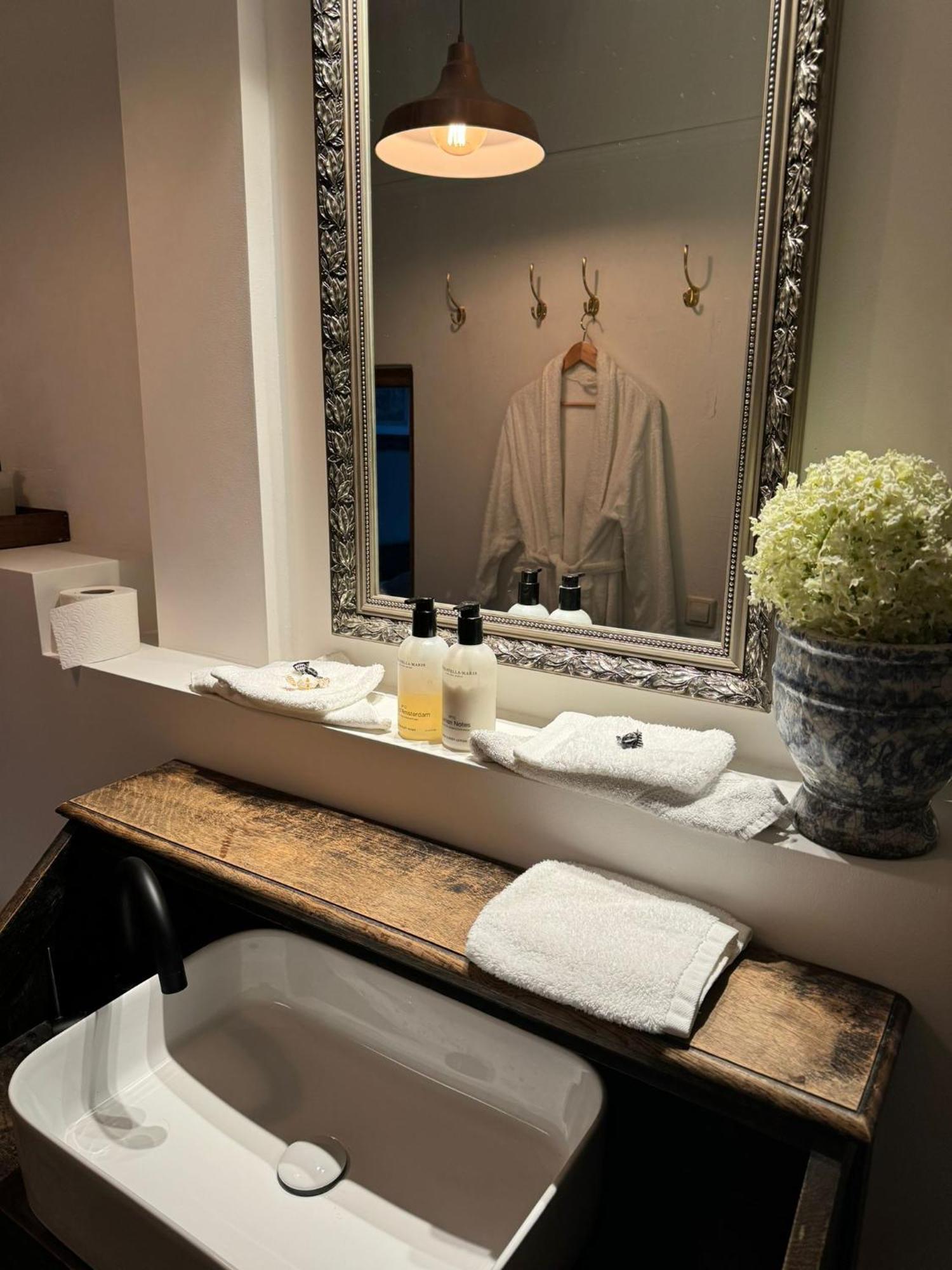 Amadeus Restaurant & Boutique Hotel เวลล์ ภายนอก รูปภาพ